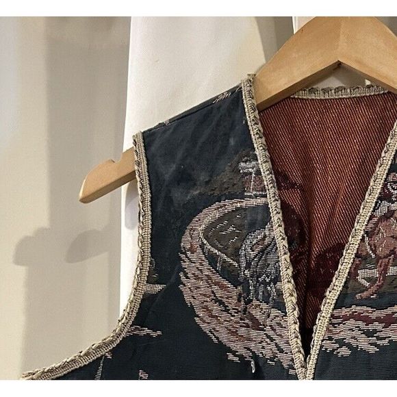 HORSE RACING SCENE ON‎ QUALITY MATERIAL  MADE INTO A VEST WOMENS - Picture 2 of 5